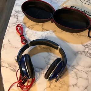Beats wired Studio with case and extra cable. Gently used. Still good condition!